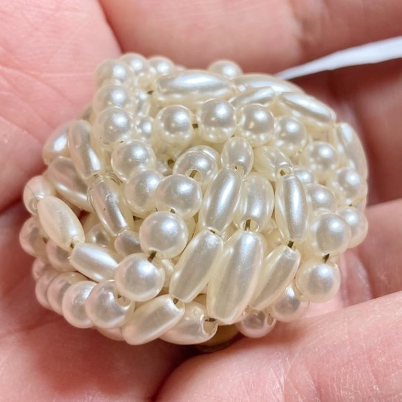 Vintage Faux White Pearl Clip On Earrings Beaded Cluster Gold Tone 70s Taiwan - Picture 4 of 11